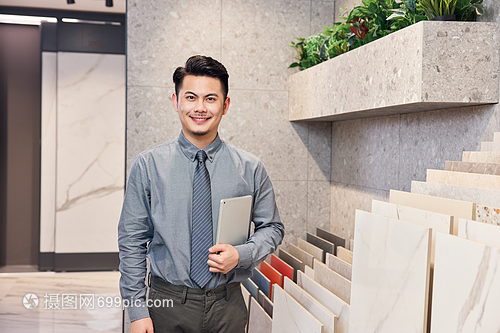 建材家具市场内男导购形象