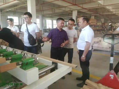 家具装饰业商会楼梯专委会王彩荣会长一行到访驰尚楼梯木门新工厂参观交流!